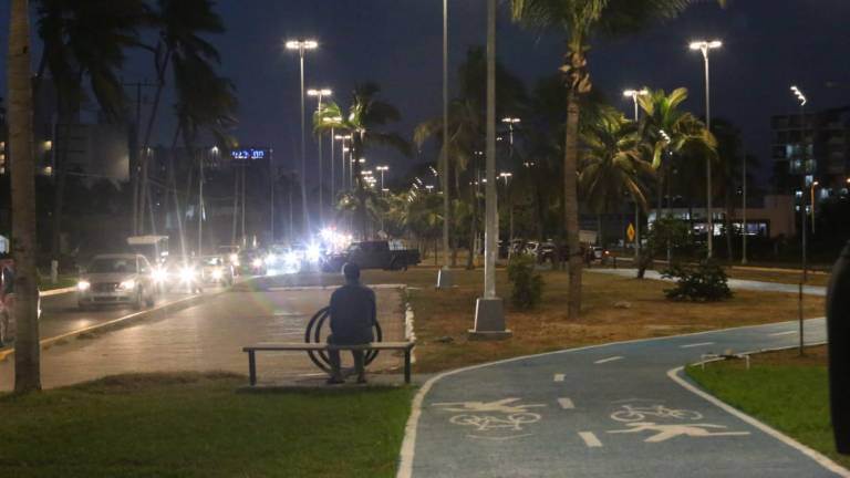 Luminarias de Azteca Lighting instaladas en la avenida Sábalo-Cerritos, al norte de Mazatlán.