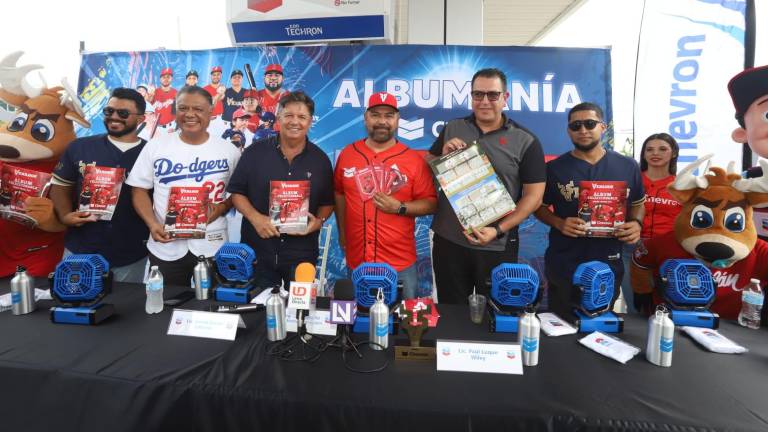 En rueda de prensa se presenta el álbum de estampitas.