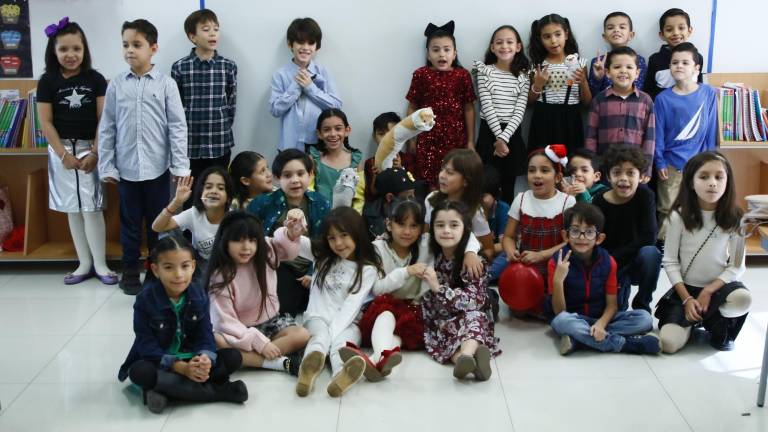 Bailan, cantan y comparten regalos alumnos de La Activa en su tradicional posada