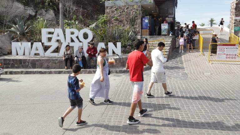 Mazatlecos y turistas aprovechan el clima frío para subir al Faro