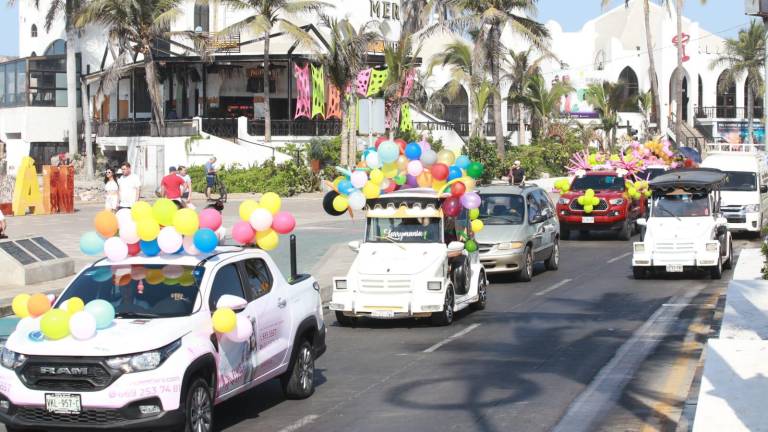 El “carnavalito” con reyes y reinas por el Día del Niño, recorrió parte del malecón y avenidas de Mazatlán.