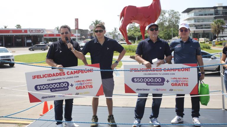 Marco Alonso Verde Álvarez y Radamés Hernández Cázarez, con sus respectivos premios que les fueron otorgados por Grupo D’portenis.