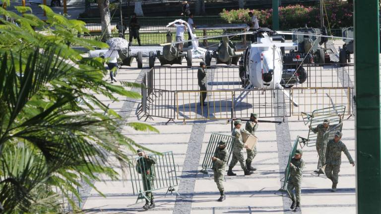 Personal del Ejército participa en la instalación de la exposición que se inaugura este viernes en la explanada de Palacio de Gobierno.