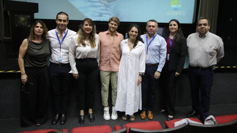 Karen Johnson, Carlos Olmos, Griselda Arámburo, Eduardo del Villar, Daniela Elguero, Mario Arias, Michelle García, y Alejandro Cristerna.