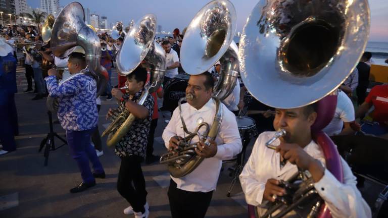 Alrededor de 250 músicos de banda sinaloense buscan imponer un nuevo Récord Guinness.