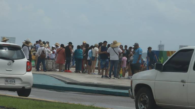 Grupo de turistas abarrotan el malecón de Mazatlán.