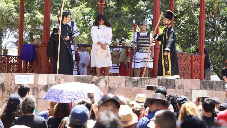 Presencian mazatlecos y turistas Viacrucis en calles del Centro