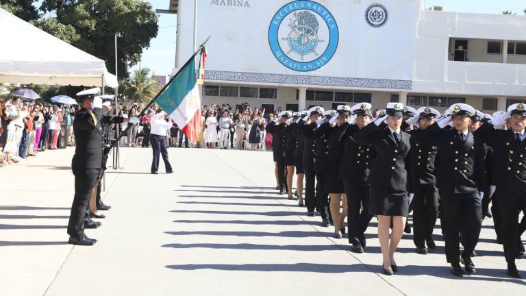 Tres generaciones de la Escuela Náutica Mercante de Mazatlán juraron Bandera.