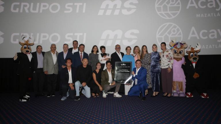 Lucio Toledo Pinto, presidente de Grupo Venados, e Isaac Urquijo, director de Marca de Venados, sostienen la placa que les fue entregada como reconocimiento previo a la Premier.