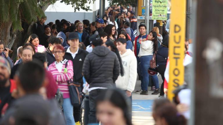 Cientos de personas hacen fila para tramitar la beca Benito Juárez para estudiantes.