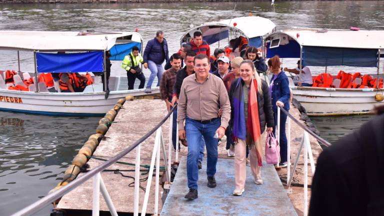 El Alcalde Édgar González, su esposa y comitiva realizan visita de trabajo a la Isla de la Piedra.