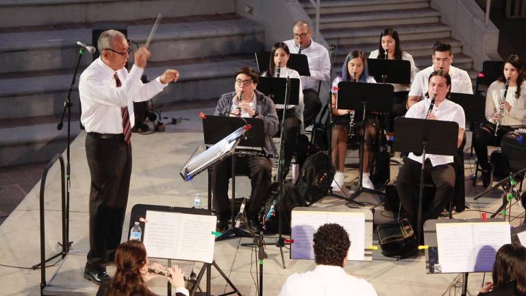 Disfruta el público del concierto en el ágora con la Banda Sinfónica Juvenil