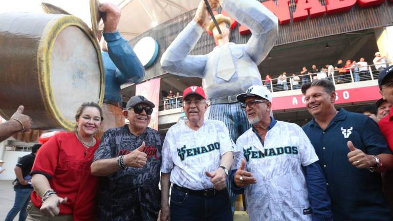 El Gobernador Rubén Rocha Moya arribó junto al Alcalde Luis Guillermo Benítez Torres este domingo al estadio Teodoro Mariscal.