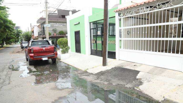 La calle Justo Sierra se ha visto contaminada por la fuga de drenaje.