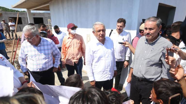 Andrés Manuel López Obrador, habla con los habitantes de la comunidad de Santa María