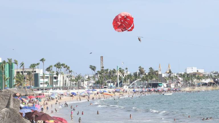 Bañistas disfrutaron de una tarde soleada en las playas de Mazatlán este jueves.