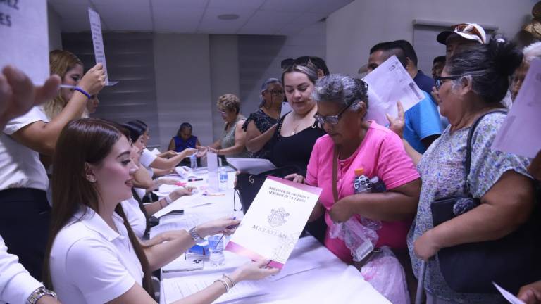 Entregaron 120 escrituras a familias de 36 colonias de Mazatlán.