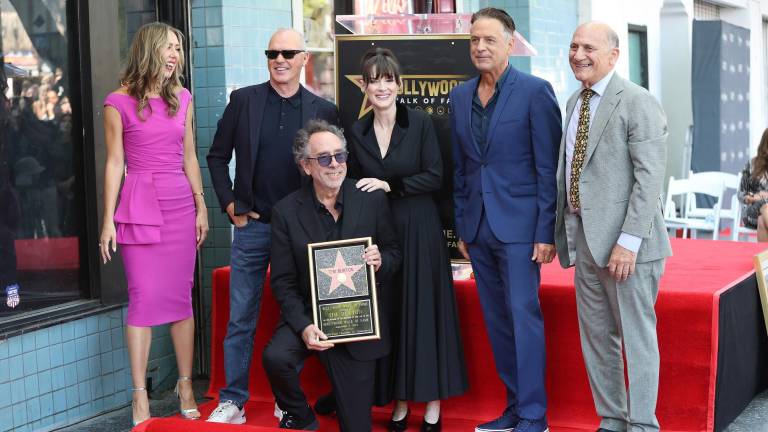 Tim Burton recibe su estrella en el Paseo de la Fama.