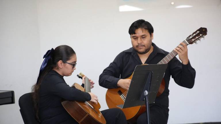 Alumnos del Taller de Guitarra Popular Infantil y Juvenil participan en el espectáculo.