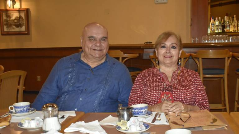 El grupo de amigos de la Prevocacional convive en un desayuno