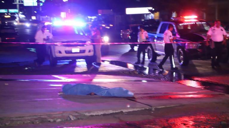 El hombre quedó sin vida sobre la banqueta.