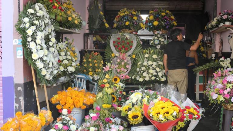 En el Mercado de las Flores, en Mazatlán, se exhibe una gran variedad de flores, en espera de la afluencia de clientes por el Día de Muertos.