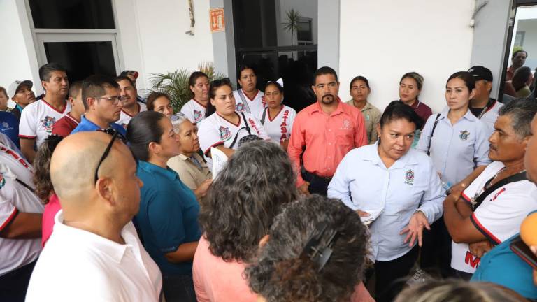 Los manifestantes se exigían reunirse con el Alcalde.