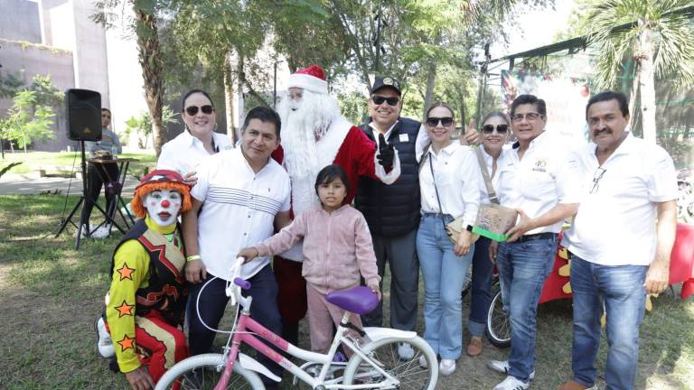 Club Rotario Mazatlán Norte se sumaron a la campaña Sé un Rey Mago, de Noroeste, y le regalaron una bicicleta a Naydelin.