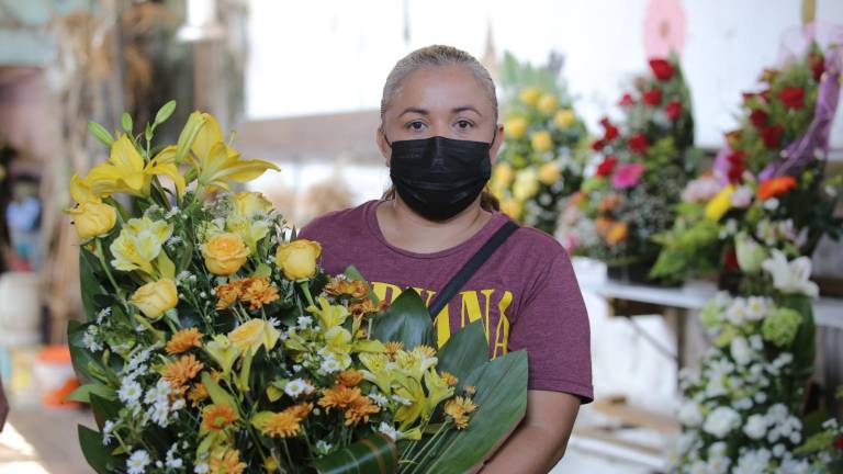 Claudia García recibió su arreglo de flores amarillas en la florería “Don Pepe”, que participó en la dinámica junto a Noroeste.