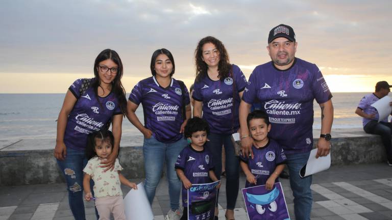 La familia Iturralde portando su jersey de Mazatlán FC disfrutó del atardecer porteño en Olas Altas.