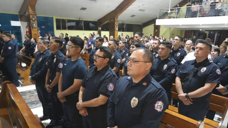 Los bomberos de Mazatlán recibieron la bendición en una misa en la que se destacó el riesgo y la valentía de su labor.