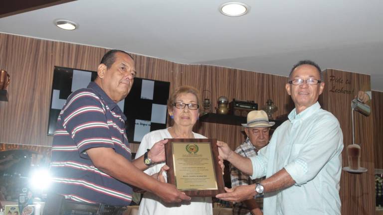 Socios del Club Muralla reciben homenaje póstumo