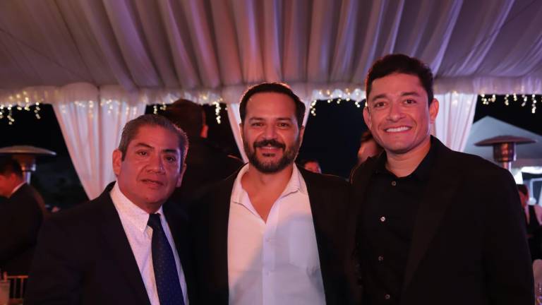 Víctor Quintana, el primer inversionista en un inmueble del Encanto Desarrollos, entre el CEO de Encanto Desarrollos, Raúl Ricardo Villavicencio y Enrique Hernández, gerente comercial, respectivamente.