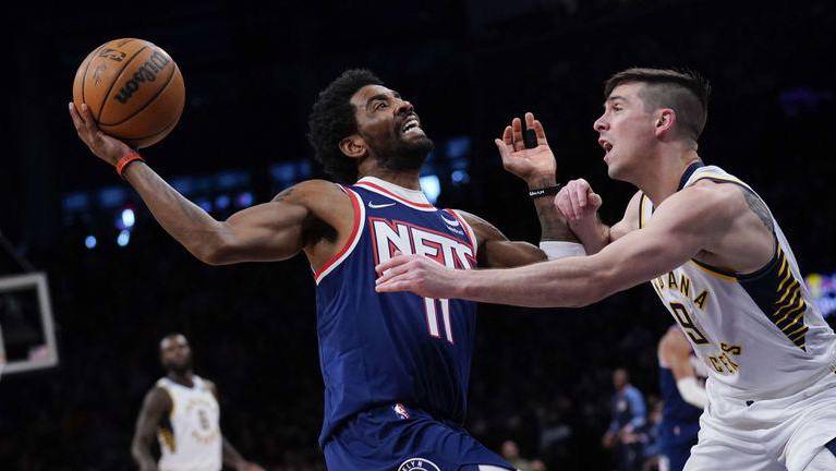 Kyrie Irving busca el enceste ante la marca de T.J. McConnell.