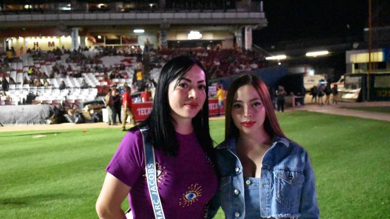 Disfrutan culiacanenses el espectáculo de Carin León en el Estadio de Los Tomateros