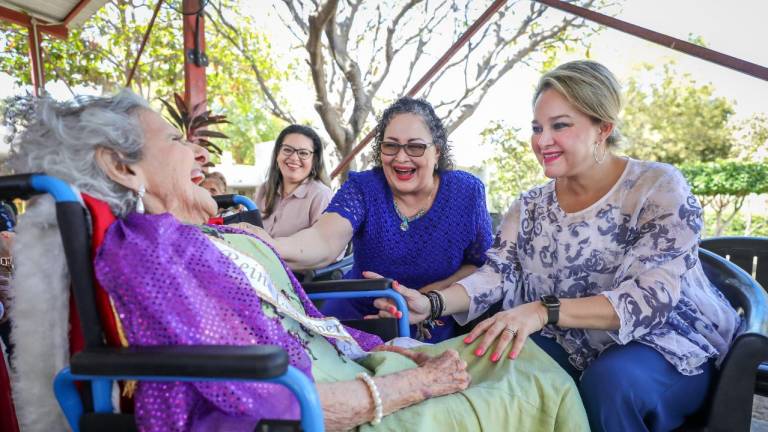 Coronan a reyes, reinas y princesas