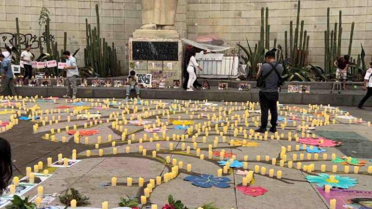 Familias y colectivos llenaron de velas la explanada del Monumento a la Madre para dar forma a un árbol de vida en memoria de sus personas desaparecidas.