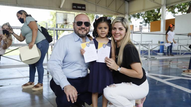 Reconocen su constancia y disciplina en la Escuela Activa Integral