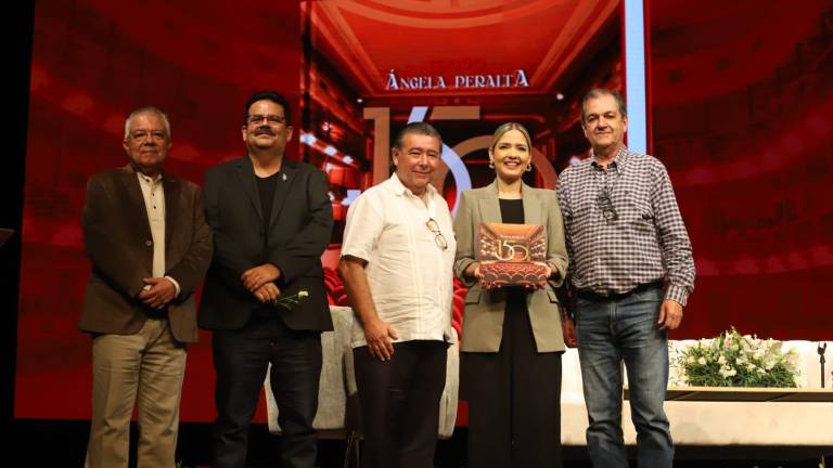 Presentan libro de la historia del Teatro Ángela Peralta