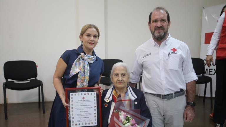 Recibe Cristina Rosano González la Constancia de Perseverancia por 60 años de servicio altruista