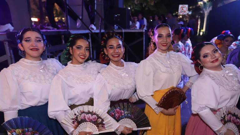 Itzel Carrillo, Stefy Carrillo, Camila Curiel, Maia Peña y Gaby Ibarra.