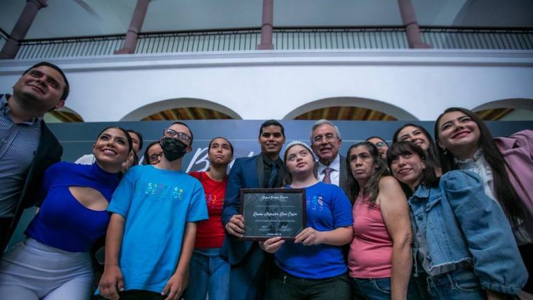 Entrega del Premio Rafael Buelna a jóvenes destacados, como Ramón Alejandro Díaz Cossío.