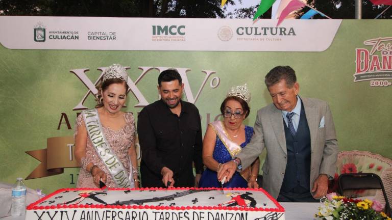 Adolfo Plata, director de Cultura Culiacán, y Cristal Murillo, las reinas Martha Navarrete, entrante y Martha Ruiz Valdez, saliente, compartieron el pastel de aniversario.