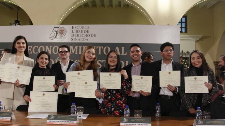 Reconoce la Escuela Libre de Derecho de Sinaloa a sus mejores estudiantes