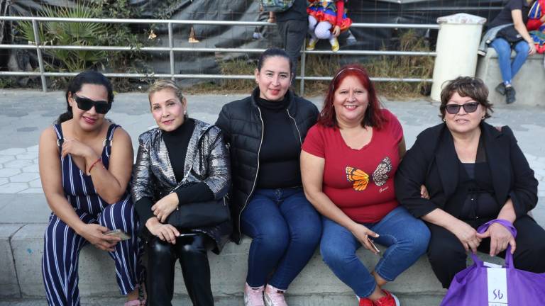 Mazatlecos y turistas disfrutan del primer desfile del Carnaval