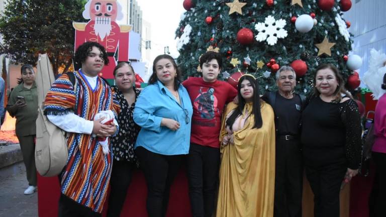 Disfrutan chicos y grandes del Encendido del Árbol de la Navidad