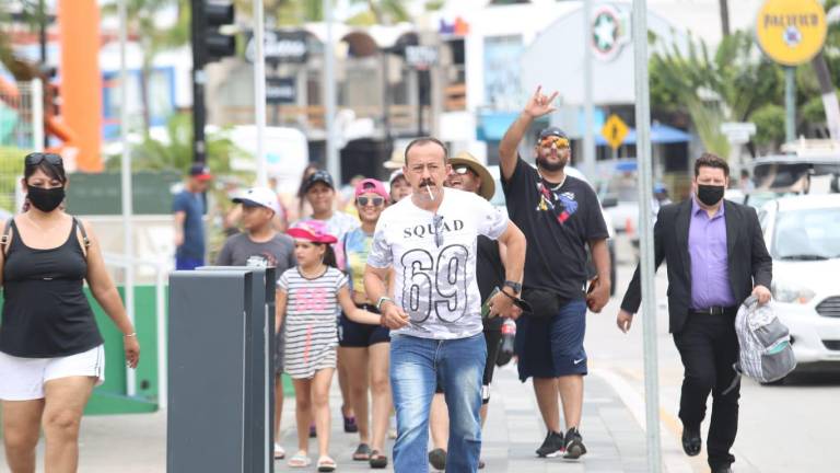 Turistas que pasean por Mazatlán.