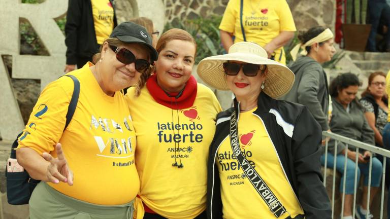 Damas de Anspac Mazatlán se ejercitan al subir al Faro