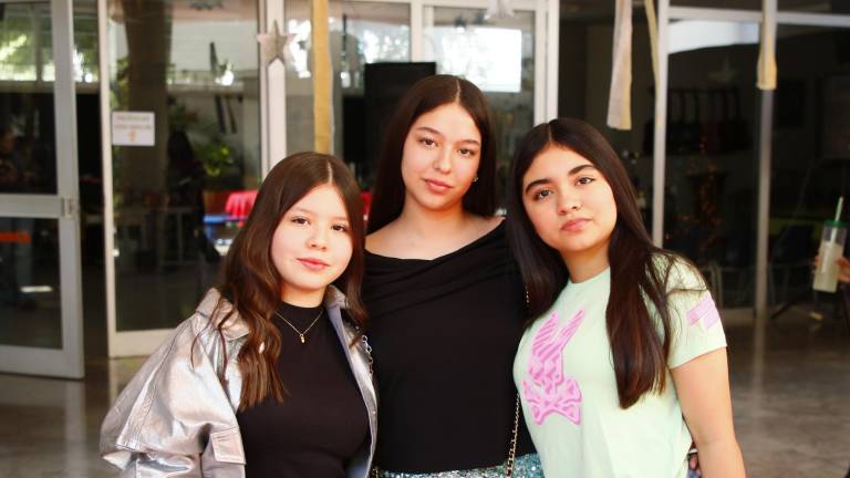 Bailan, cantan y comparten regalos alumnos de La Activa en su tradicional posada