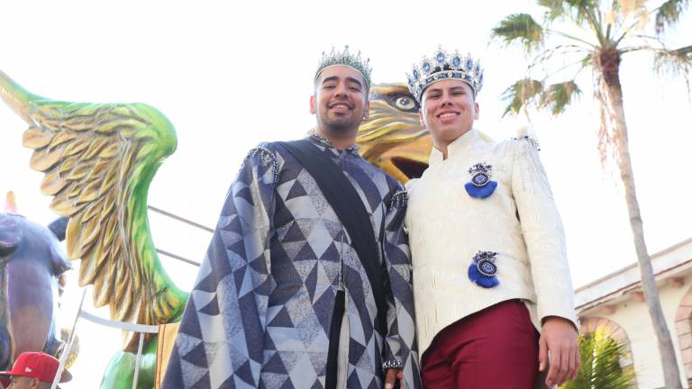 Mazatlecos y turistas disfrutan del primer desfile del Carnaval